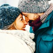 Ein Paar im Winter in der frischen Luft