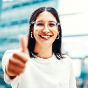 Eine Frau mit der Gäste "Ok"