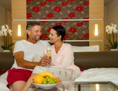 Hotel und Spa Linsberg Asia Ein Pärchen im Doppelzimmer des Hotels und Spa Linsberg Asia