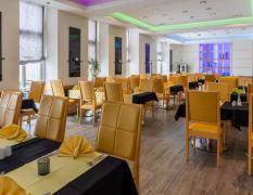 Hotel Astoria Opatija Modernes Restaurant mit festlich eingedeckten Tischen im Hotel Astoria Opatija