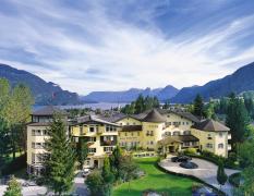 Hotel Hollweger Aussenansicht des Hotels Hollweger mit Wolfgangsee und Bergen im Hintergrund