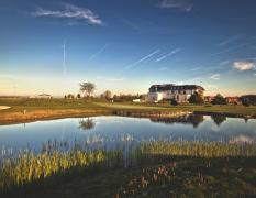 Greenfield Hotel Golf und Spa Blick vom Golfplatz zum Greenfield Hotel Golf und Spa in Abendstimmung