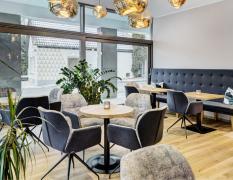 Koenigswieserhof Loungebereich mit Sitzgelegeheiten in modernem Stil im Koenigswieserhof