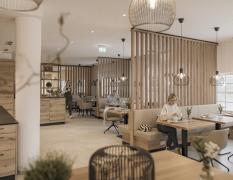 Loungebereich mit hellen Farben im MY MAYR MED Resort