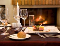 Ein schön gedeckter Tisch neben dem Kamin in der Lotus Therme Hotel und Spa