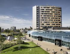 Aussenansicht des Lindner Hotels Bratislava direkt an der Donau