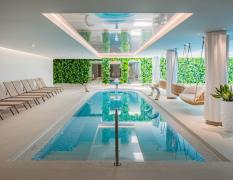 Innenpool mit langen Bahnen im Hotel Fagus