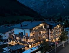 Aussenansicht des Alpenhof Aparthotel Werfenweng bei Nacht