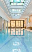 Innenpool im Wellnessbereich des Thermia Palace Hotels mit Liegen